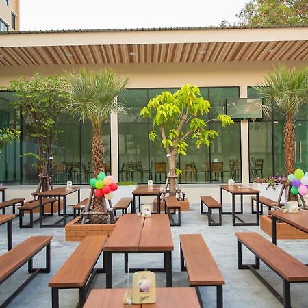 Alisha Court Hotel & Residence กรุงเทพมหานคร ภายนอก รูปภาพ