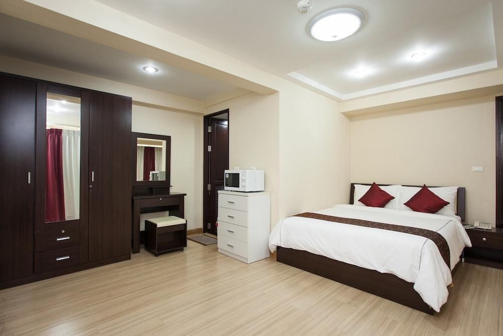 Alisha Court Hotel & Residence กรุงเทพมหานคร ภายนอก รูปภาพ