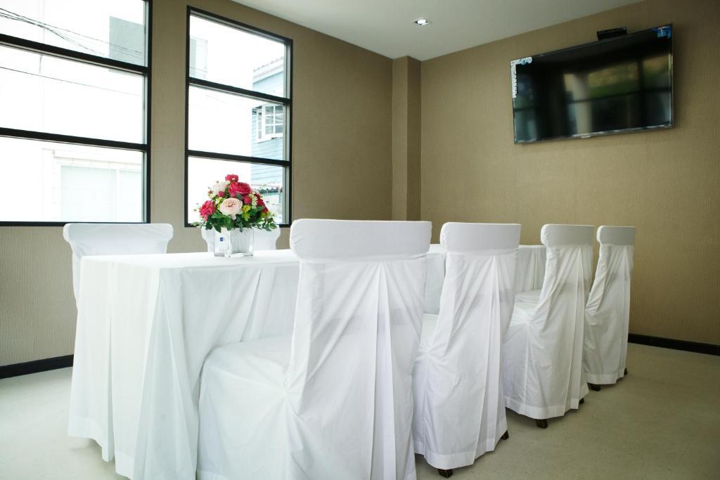 Alisha Court Hotel & Residence กรุงเทพมหานคร ภายนอก รูปภาพ