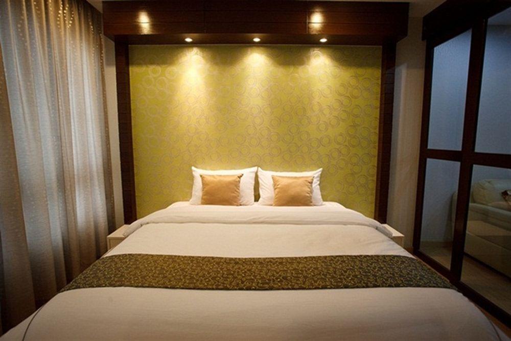 Alisha Court Hotel & Residence กรุงเทพมหานคร ภายนอก รูปภาพ